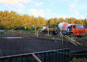 использование бетононасоса для заливки бетона м-300